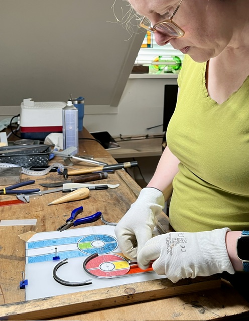 Janneke aan het werk aan een glas-in-loodstuk
