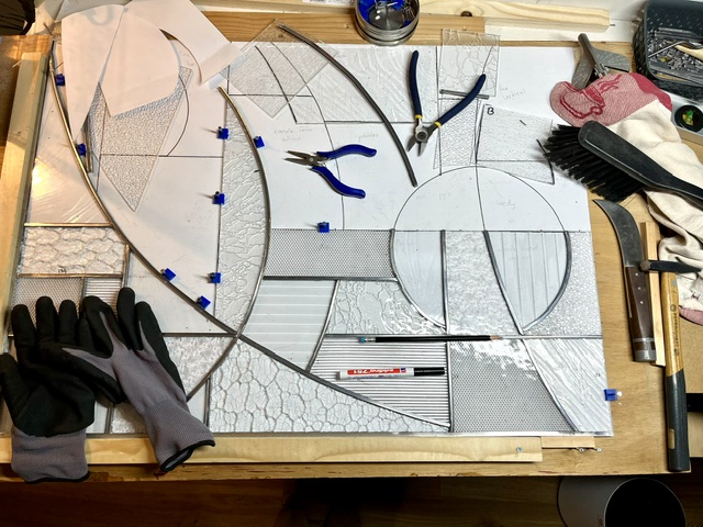Loodprofielen om de gesneden glasstukken plaatsen